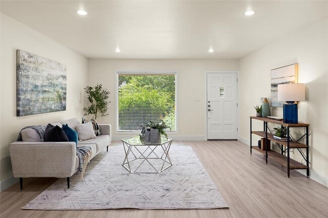 Building Photo - 3205 Santa Monica Dr