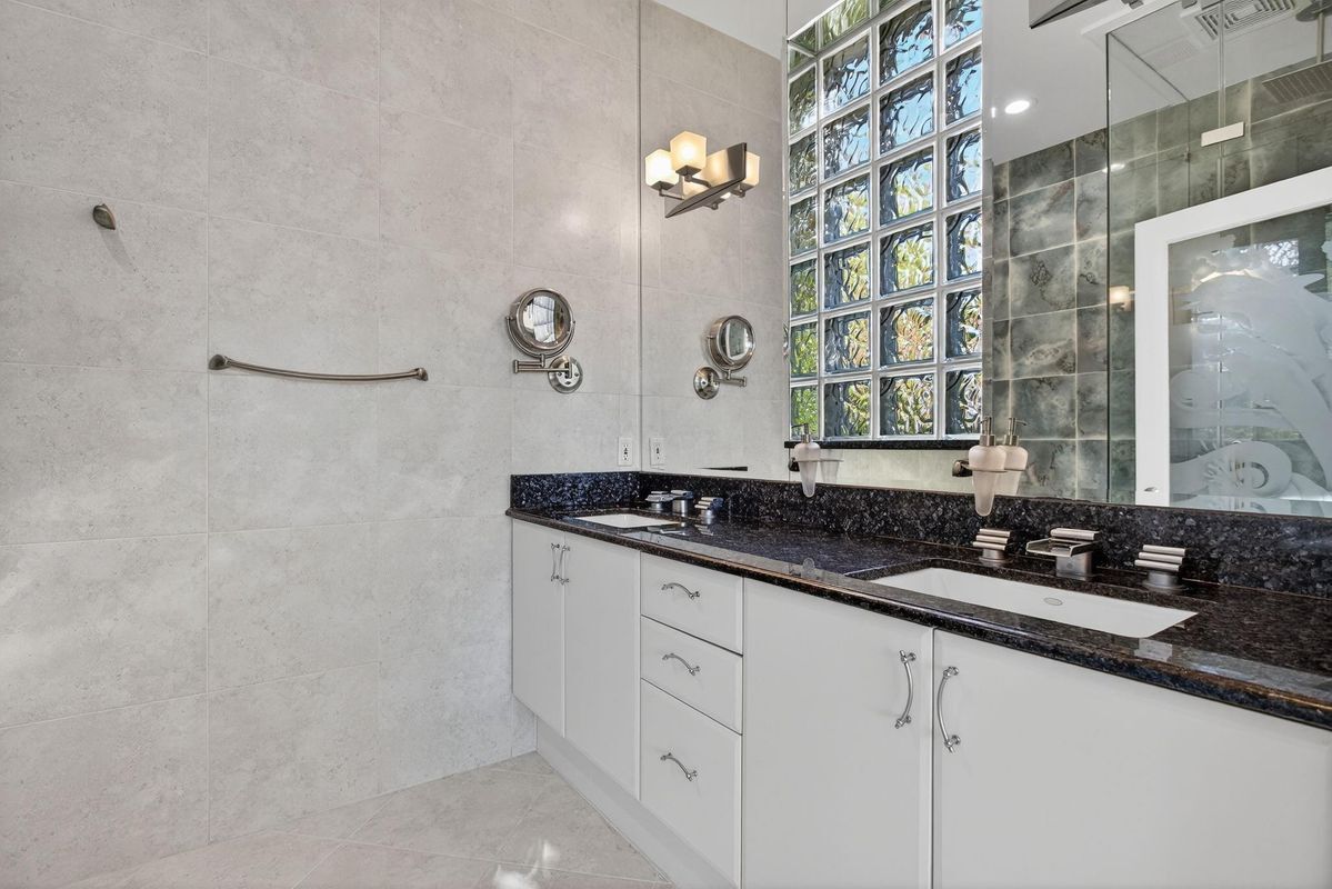 Building Photo - 513 S Riverside Dr