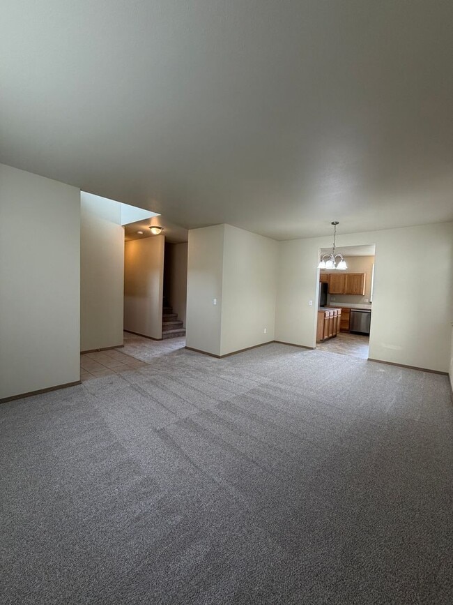 Building Photo - 843 Gina Ct SE