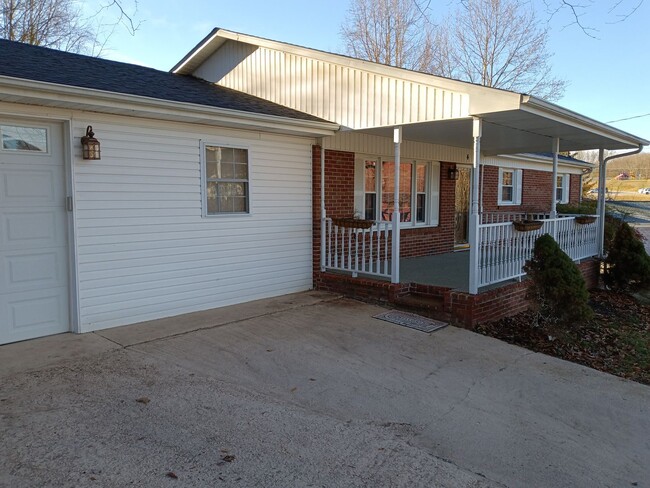 Building Photo - 4 Bedroom / 2.5 Bath Home Johnson City, TN...