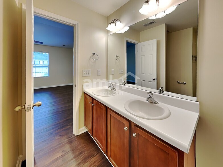 Building Photo - 3012 Cardinal Lake Dr