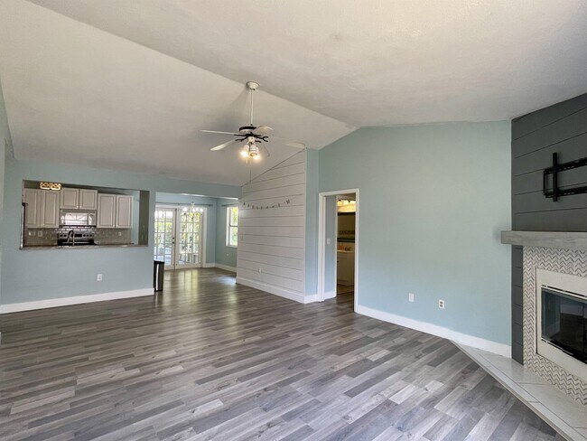 Building Photo - 5610 29th St Cir E