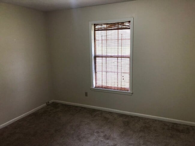 Building Photo - 2202 Holly Hill Dr