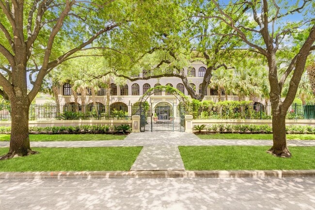 Building Photo - Designer condo with a private rooftop terrace