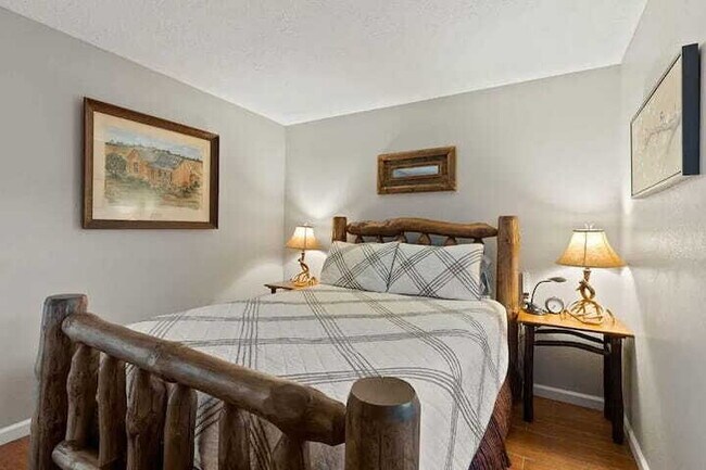 Building Photo - Adorable 1BR - Ground Entry Available FULLY FURNISHED