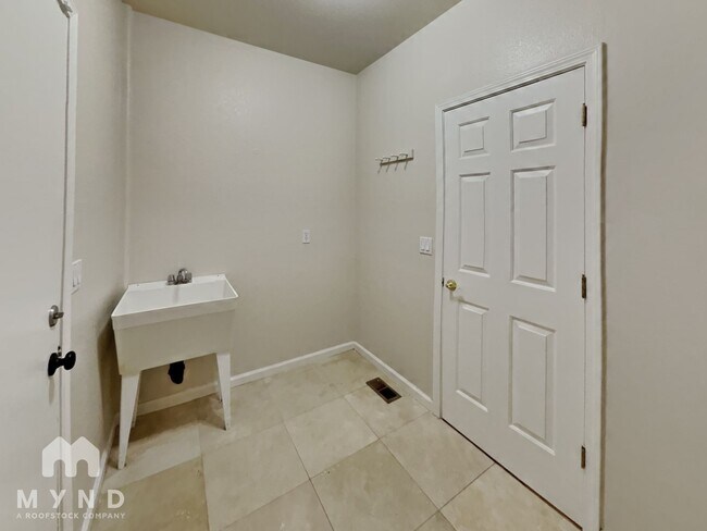 Building Photo - 695 Citadel Rd