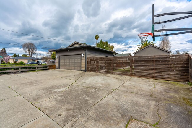 Building Photo - Charming 3-Bedroom Home with Spacious Back...