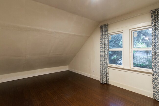 Building Photo - Cute St Johns Home with Updated Kitchen, F...
