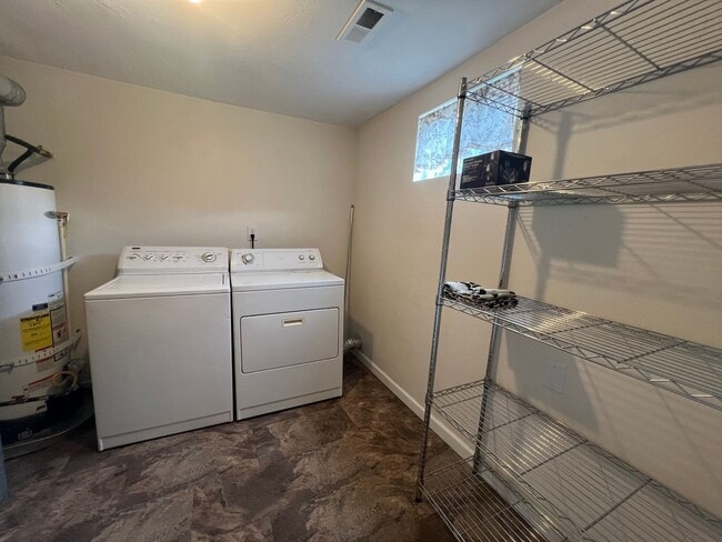 Building Photo - Downtown Bremerton Two Bedroom, Available Now!