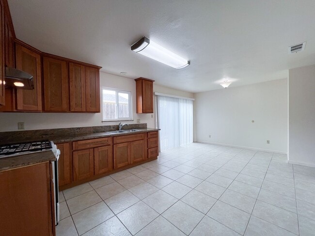 Building Photo - 4 Bedroom, 2 Bath Single Story Corner Lot Home in Rancho Cordova