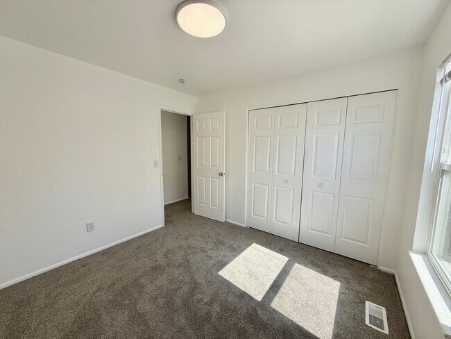 Building Photo - 3 Bedroom Home in Holladay Available August 1st