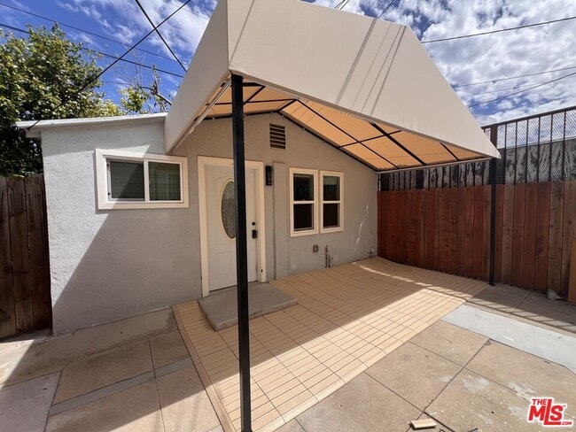 Building Photo - 946 S Lucerne Blvd