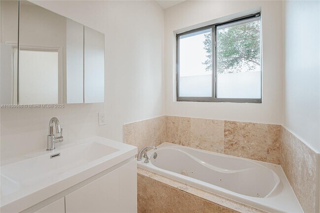 Building Photo - 2766 SW 33rd Ave