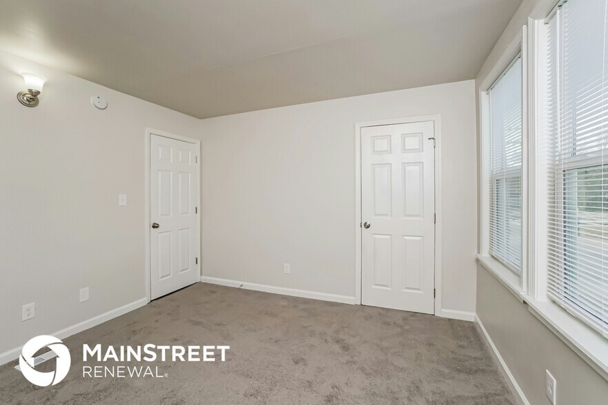 Building Photo - 1542 W Oak St