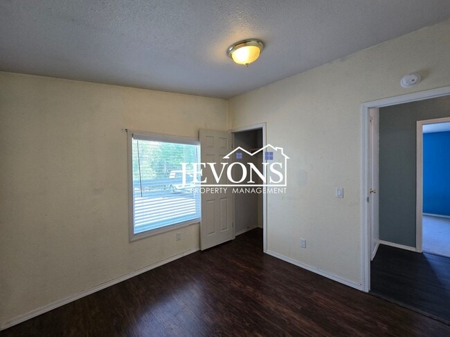 Building Photo - 4-bedroom single-family home with 1 fenced...