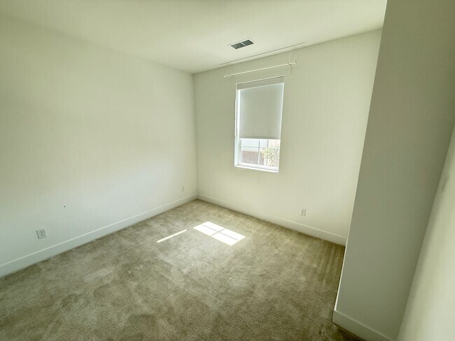 Building Photo - Beautiful 4-Bedroom Home with Solar and Private Patio in Plum Estates!