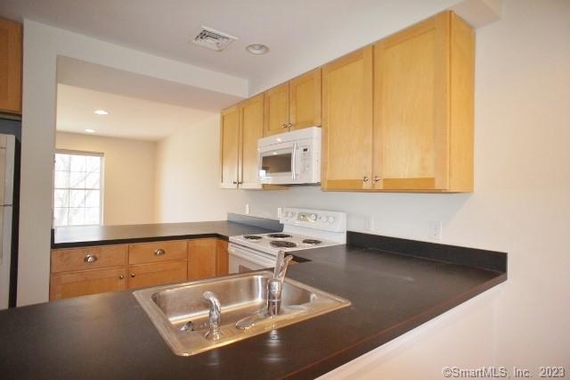 Building Photo - 32 Oakwood Ave