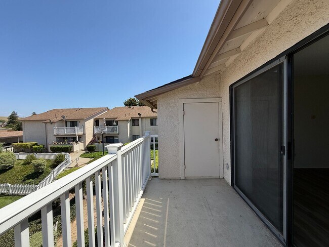 Building Photo - Quail Meadows Upstairs Condo with Easy Access to 101 Frwy/VSFB