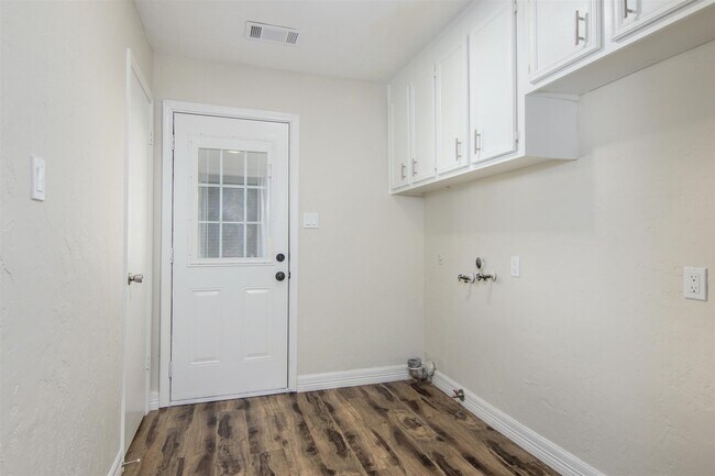 Building Photo - 2716 Pinecone Ln