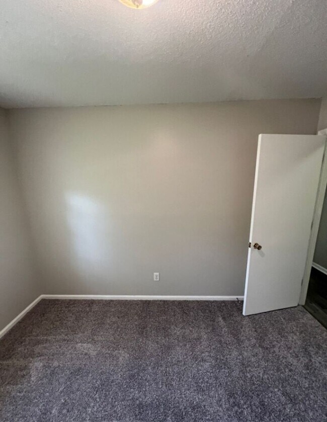 Building Photo - Spacious 3 Bedroom Home with Bonus Basement Space!