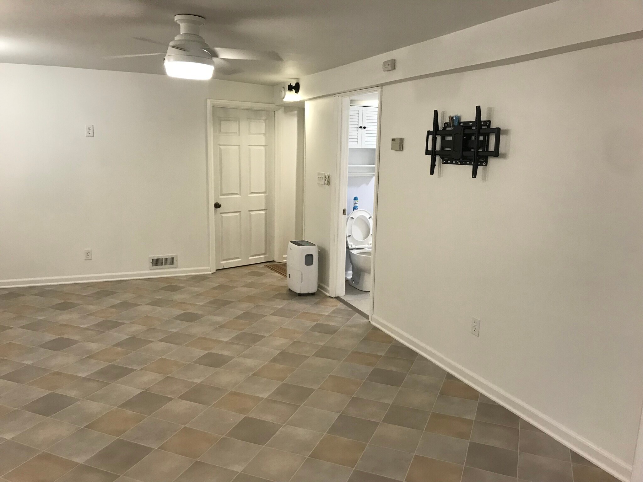 Building Photo - 5335 W Sunnyside Ave