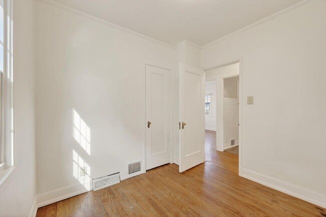 Building Photo - 514 W Lakeside St