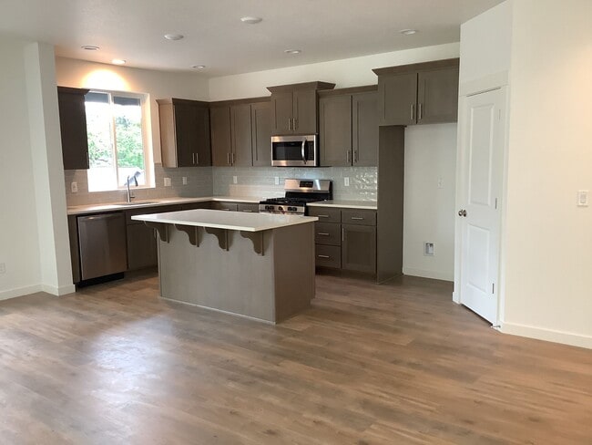 Building Photo - 4-Bedroom 3-Bathroom Townhouse style home