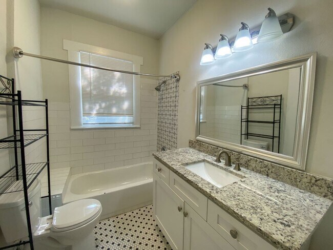 Building Photo - 2Bed/1Bath House for Rent! Available Now!
