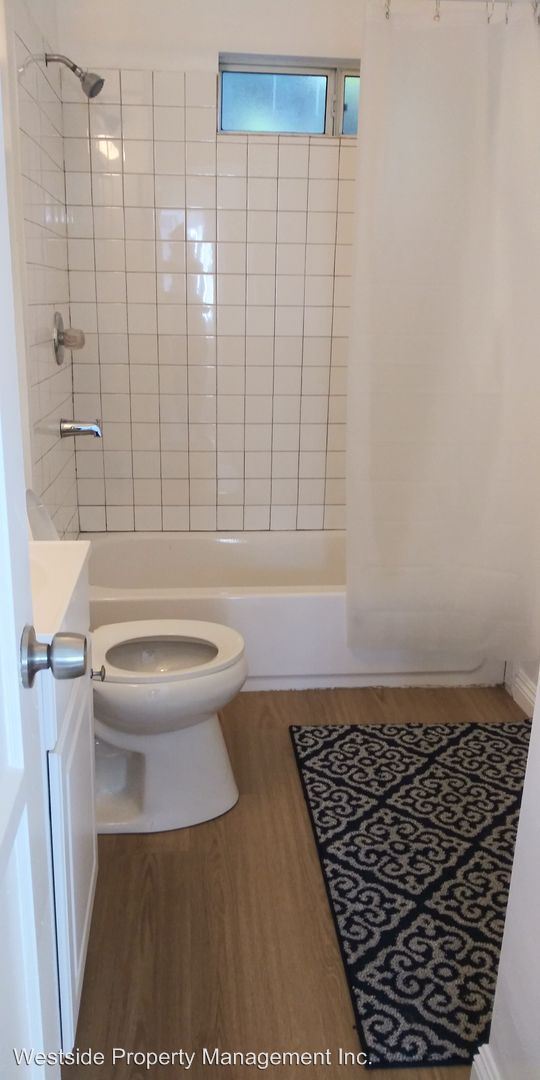 Building Photo - 2439 Oak St