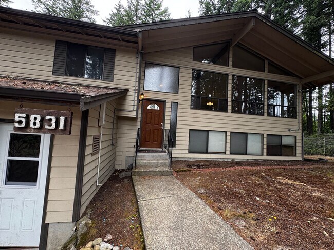 Building Photo - Silverdale Split-Level Home with Bonus Are...