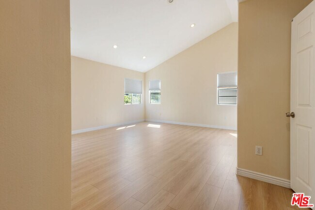 Building Photo - 2020 Penmar Ave