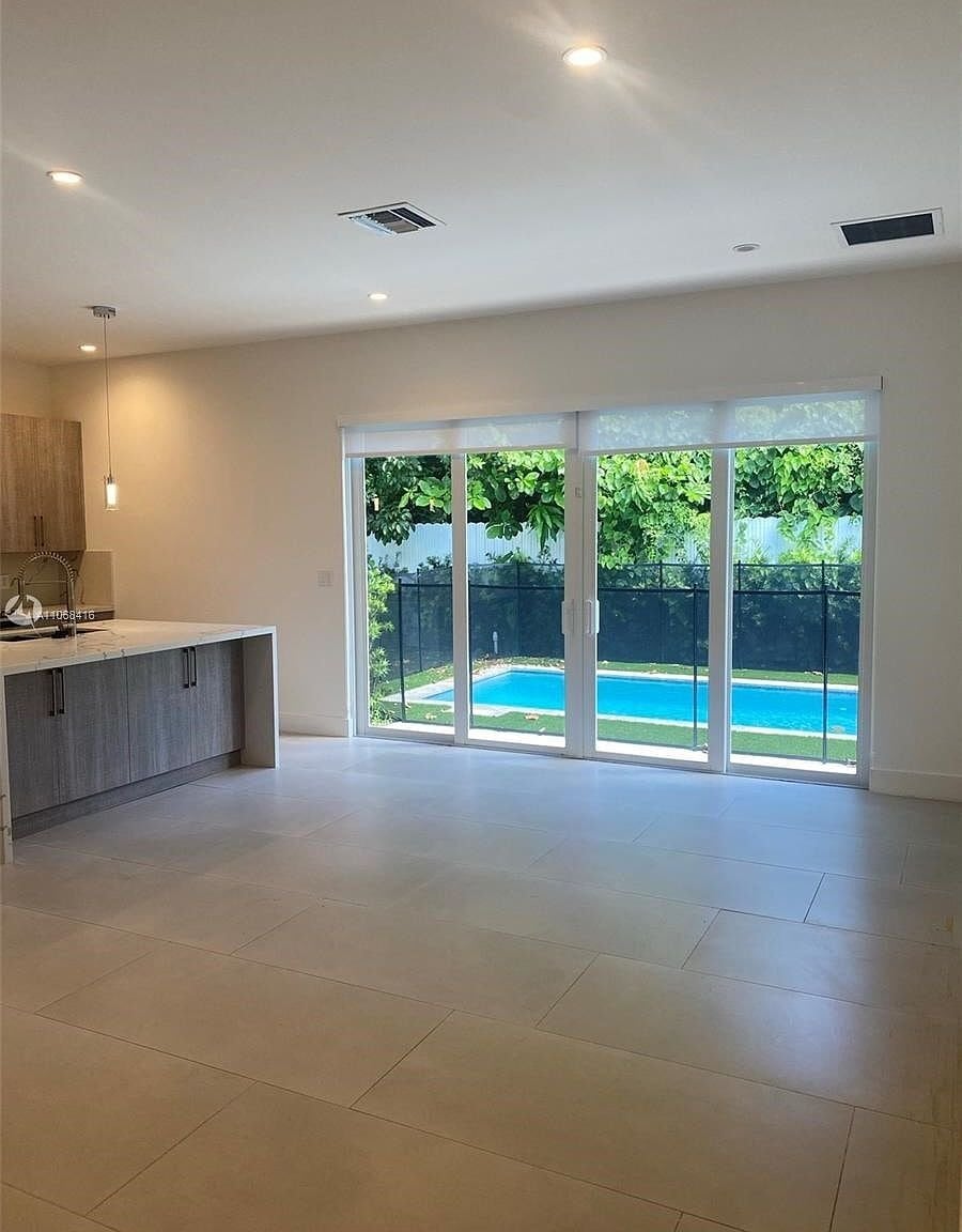 Building Photo - 3586 Franklin Ave