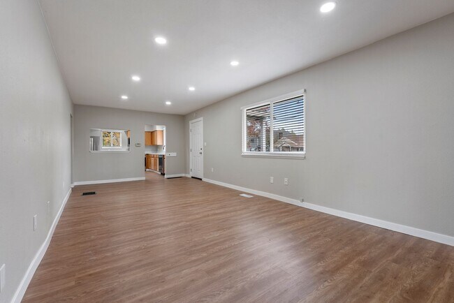 Building Photo - Spacious 5-bed, 2.5-bath home available in SE Portland