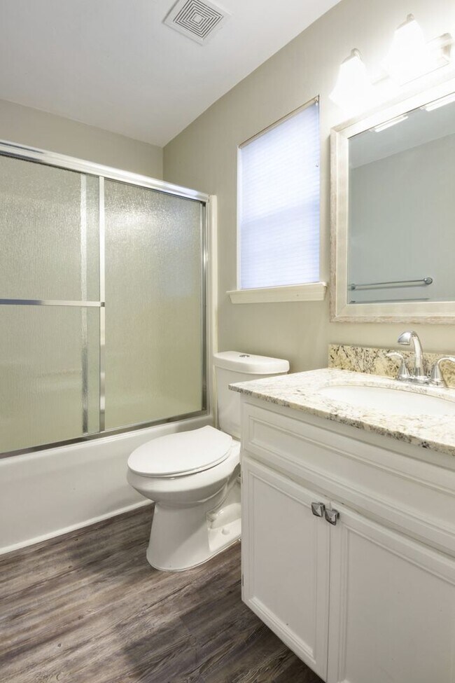 Building Photo - 3BR/3BA townhome with new painting and sta...