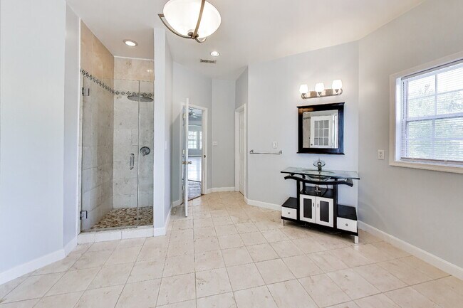 Building Photo - Spacious Deanwood Single-Family Home with Off-Street Parking