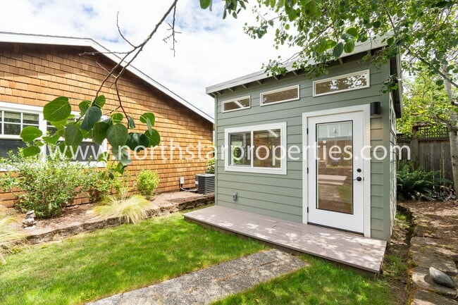 Building Photo - Impeccable Multnomah Village Bungalow