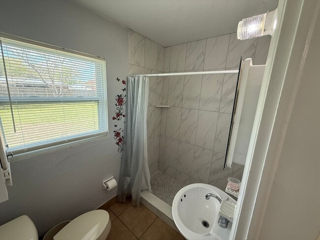 Building Photo - 722 Mercado Ave