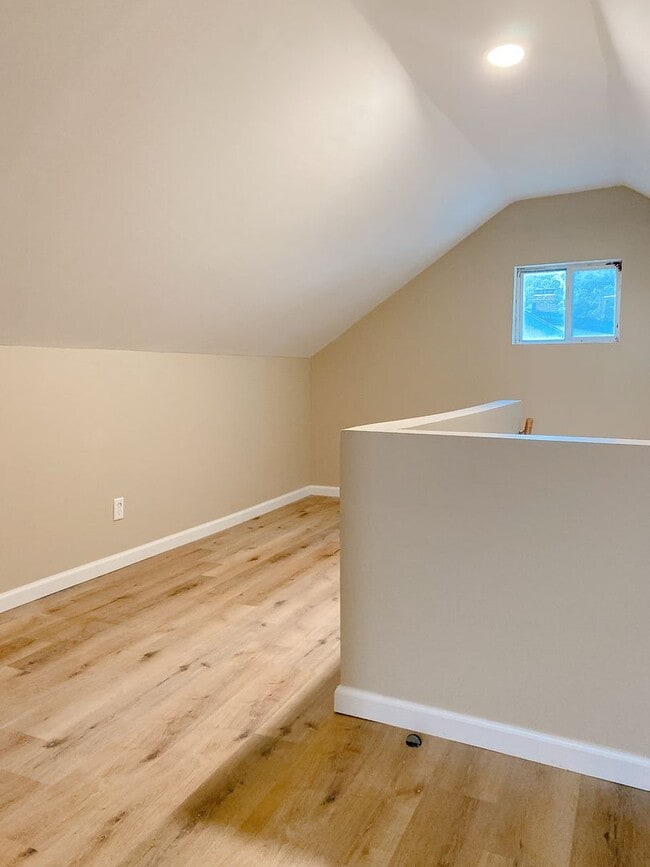 Building Photo - Beautifully updated 5 bed 2 bath house $2200