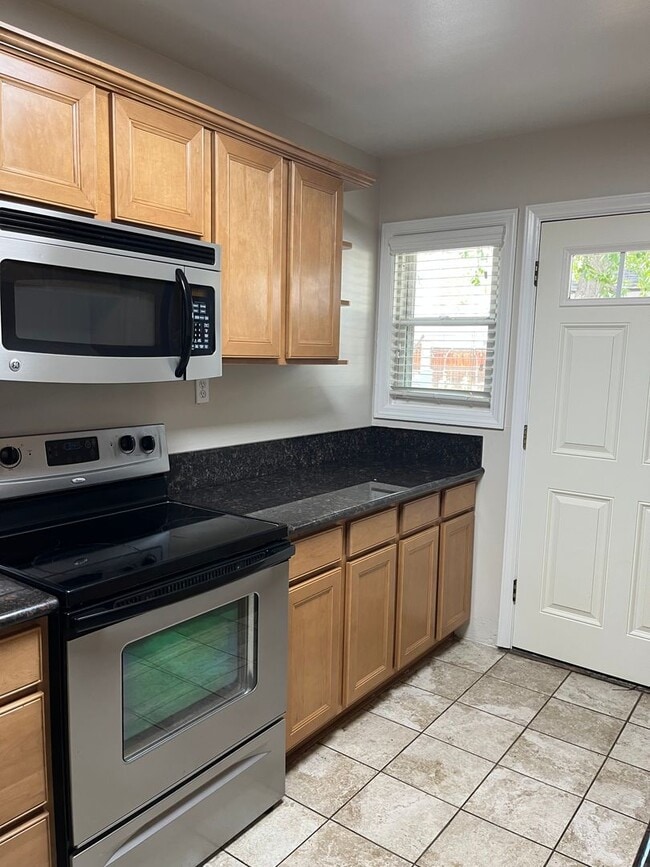 Building Photo - 1 Bedroom / 1 Bathroom Duplex in Old South...