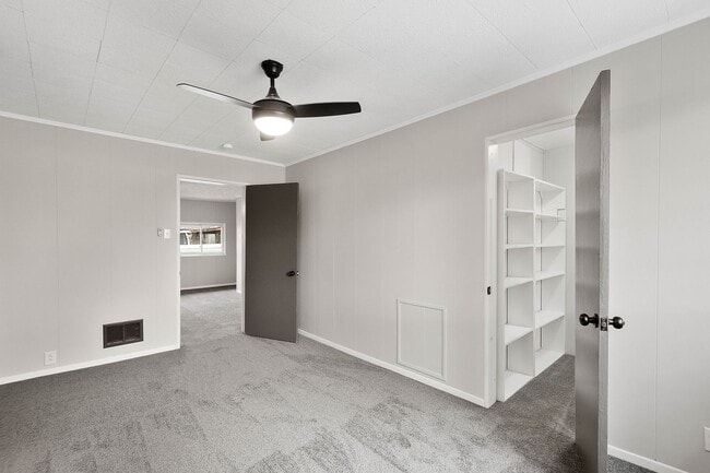 Building Photo - Beautiful 2 bedroom home in South Side Fla...