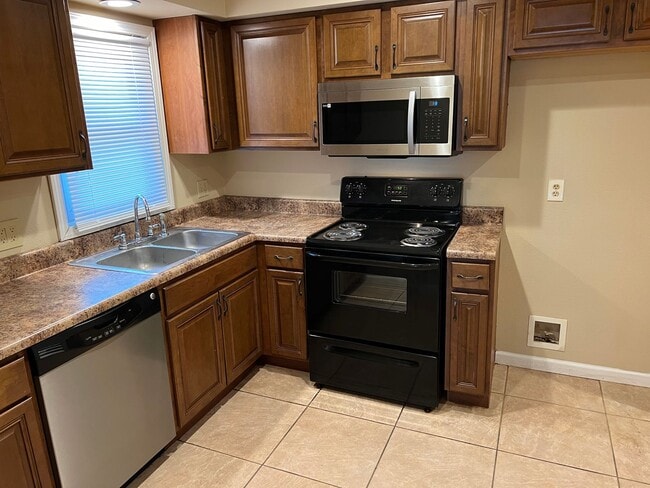 Building Photo - 4 Bedrooms! 2 Baths! $1350!