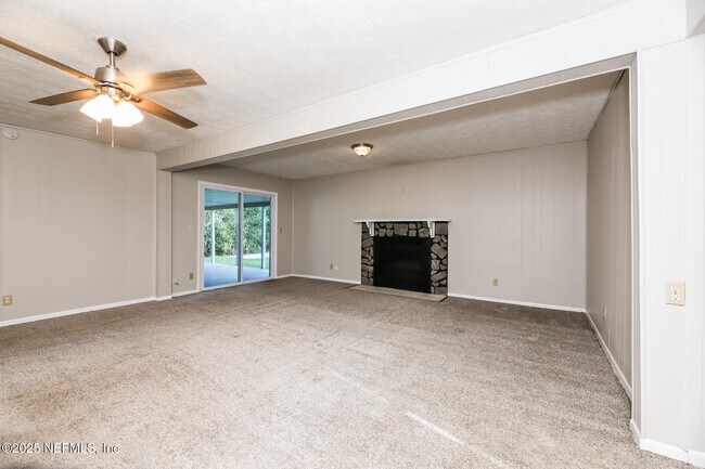 Building Photo - 10962 Luana Dr N