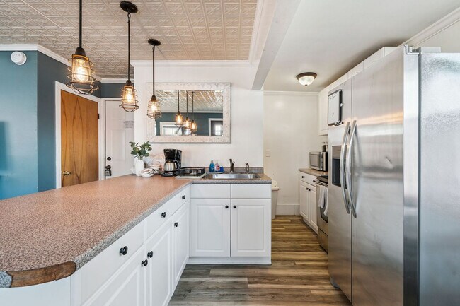 Building Photo - 2 Dover Ave