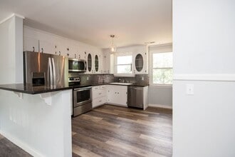 Building Photo - Huge 4 Bedroom 2 Bath Sylvan Park Classic! AVAILABLE NOW. Perfect for Roommates or a Home Office....