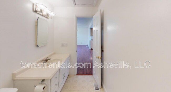 Building Photo - 1051 Upward Rd