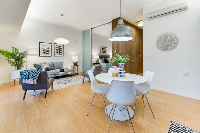 Building Photo - Light & bright 1-bdrm/1-bath condo in desi...