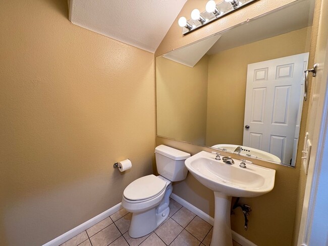 Building Photo - Immaculate 4Bd/2.5Ba Home with New Fridge, AC, Fenced Back Patio in Aliso Viejo!