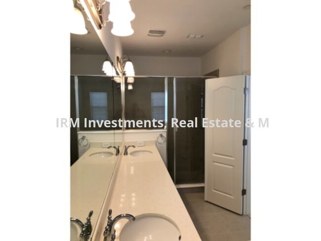 Building Photo - 3 bed 3.5 bath townhome 2 car garage LAWRENCE MODEL