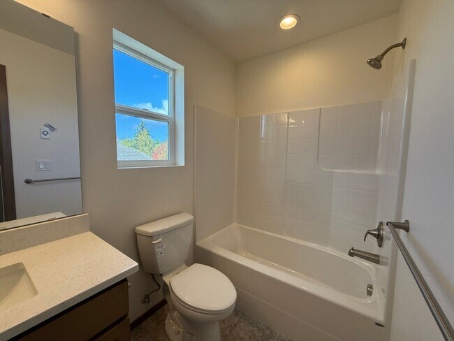 Building Photo - 3Bd/2.5Ba Everett Condo