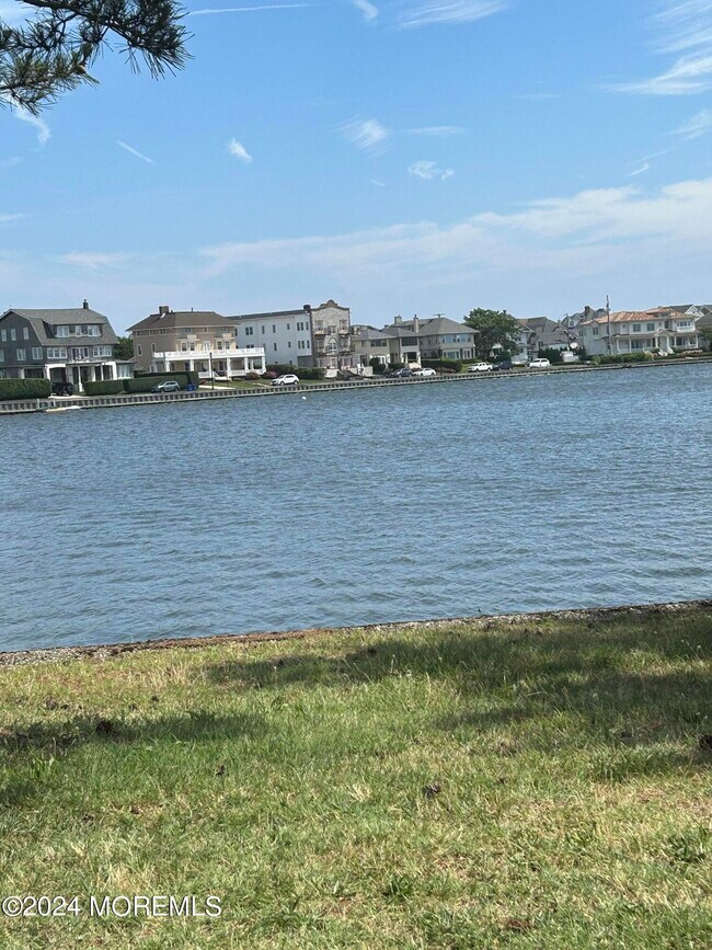 Building Photo - 300-306 Deal Lake Dr